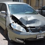 Chocan un auto y una moto