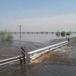 El agua se «tragó» un vehículo y los tripulantes se salvaron de milagro