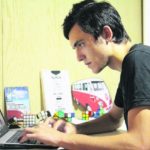 Un joven de 17 años que vive en Los Cardos hace jugar al mundo