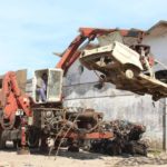 Compactan vehículos y chatarra decomisada
