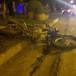 Fuerte choque entre moto y auto