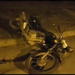VIDEO – Fuerte accidente entre una moto y un auto