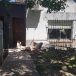 Le destrozó la casa con el auto y huyó intrépidamente