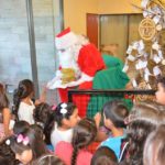 Papá Noel visitó el Cervantes previo a la Navidad