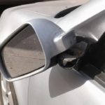 SASTRE – Jóvenes rompen los espejos a unos 30 autos
