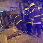 Saltó el cantero, arrancó un banco y se metió en el portón de una familia