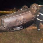 Perdió el control de su vehículo y terminó volcando en la banquina