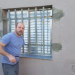 Salió una hora a hacer mandados, le arrancaron los barrotes y le robaron
