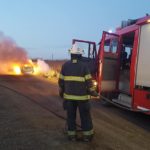 Iba a trabajar, se le pegó el burro y se le incendió el auto