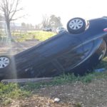 INSOLITO ACCIDENTE – UN auto quedó ruedas arriba en el Aeroclub