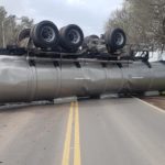 ESPECTACULAR VUELCO EN EL TREBOL – Un cisterna tumbó en Ruta 13 y derramó fertilizantes