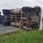 URGENTE – Impresionante vuelco de un camión en Ruta 13