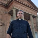 PADRE CLAUDIO – Qué extrañará de la ciudad, y cuál fue el desafío más grande al llegar a El Trébol