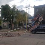 DE MILAGRO NO FUE TRAGEDIA – En pleno centro se desplomó la antena de una radio