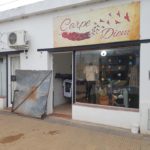 ROBO EN PLENO CENTRO – Destruye la puerta con una piedra y se lleva la caja registradora