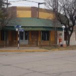 Rompen vidriera con intención de robar en una panadería