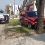 Un auto se subió a una vereda e impactó contra un árbol