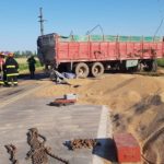 Un camión con acoplado volcó al sur de la Ruta 13