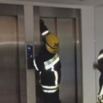 LAS ROSAS – Bomberos rescataron a una mujer atrapada en un ascensor