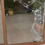 Les destrozaron un blindex, ingresaron pero no pudieron robar nada