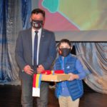 Fausto Cena, el creador de la bandera de la ciudad, recibió un original de la Ordenanza