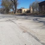 Maquinaria pesada daña el nuevo pavimento de calle Manuel Lozada
