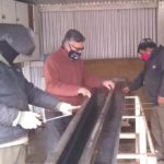 PAVIMENTACIÓN – El Municipio construye los moldes para los cordones