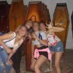 FIESTAS CLANDESTINAS – Jóvenes se reunieron cerca de un cementerio y en un depósito de ataúdes