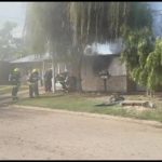 VIDEO – Voraz incendio de una vivienda en Cortada Tierra del Fuego