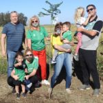 El Expreso junto a los socios siguen forestando el campo de deportes