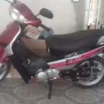 Roban moto del frente de una vivienda