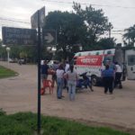 Un auto y una moto chocaron en la intersección de Italia y Larrechea