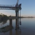 Por la histórica bajante Aguas recurre a buzos para garantizar la provisión de agua