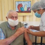 CASI NO QUEDAN DOSIS – Masiva vacunación a adultos mayores