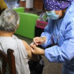 Los mayores de 70 años sin vacunar, podrán inscribirse y recibir la dosis a la brevedad