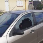 VANDALISMO – Rompen de un piedrazo el vidrio de un auto