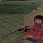 PROTESTA POR LAS RESTRICCIONES – Un joven de Cañada Rosquín se encadenó al Monumento a la bandera