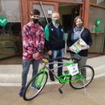 ÁLBUM CENTENARIO – El Expreso entregó la bicicleta a los flamantes ganadores