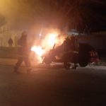Iba circulando y un desperfecto mecánico provocó un incendio en su auto