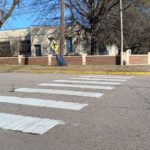 Se trabaja con la nueva maquinaria de señalización vial en las esquinas de las escuelas
