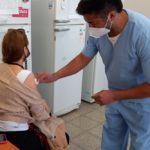 Por la cepa Ómicron, adelantarán la tercera dosis de vacunas