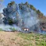 Bomberos extinguieron un incendio de pastizales que se acercaba peligrosamente a una finca