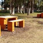 MARIA SUSANA – Bancos y mesas para el paseo