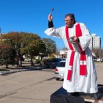 HOY «PRIMERA FILA» – El Padre Claudio será homenajeado antes de su partida