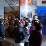 Alumnos de las escuelas ya visitan la muestra “Las ventanas de la historia: 130 años de El Trébol”