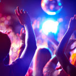 Habilitan las discotecas también en espacios cerrados