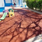 Nuevo piso de caucho para el área de juegos del Manitos Traviesas