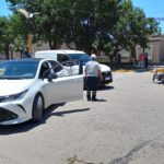 Accidente entre un auto y una moto en pleno centro de la ciudad