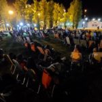 Estrellas, cine, reposeras y una multitud