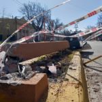 Un auto chocó una columna de alumbrado y la derribó